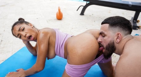 おばあちゃんが広げる エロチック 写真