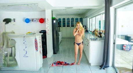 bikini blond nu érotique photos