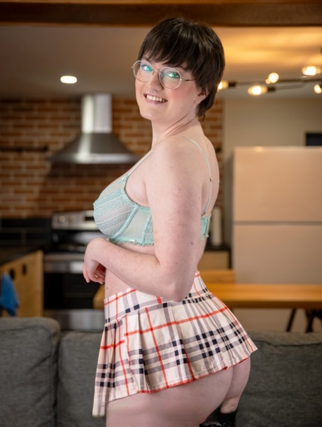 kort haar bril volwassen pornografisch afbeelding