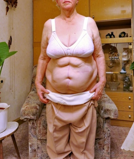 très vieille grand-mère assez nue des photos