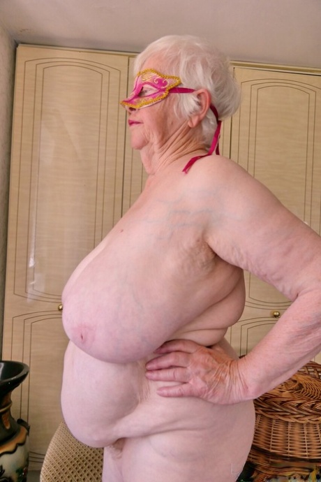 babičky s povislými prsy akty horké galerie