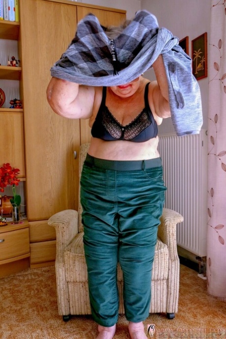thick granny porn images
