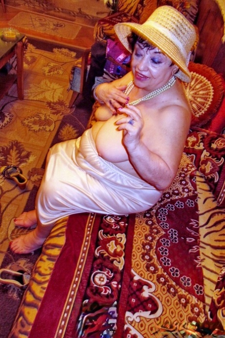 mamie seins tombants nu chaud des photos