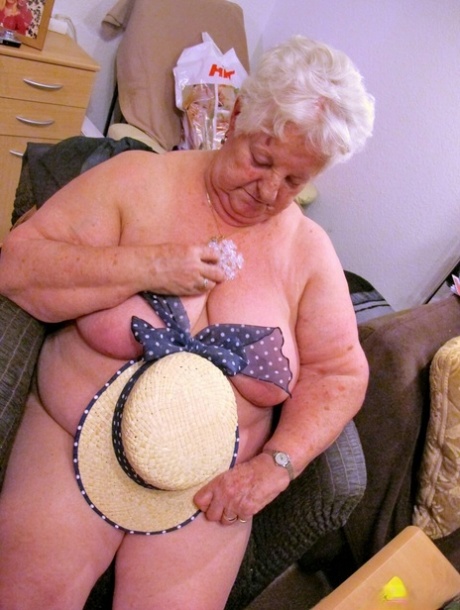chubby blonde beautiful naked image