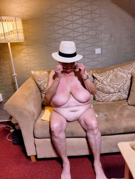 胖女人下垂的乳房 裸體藝術 圖片