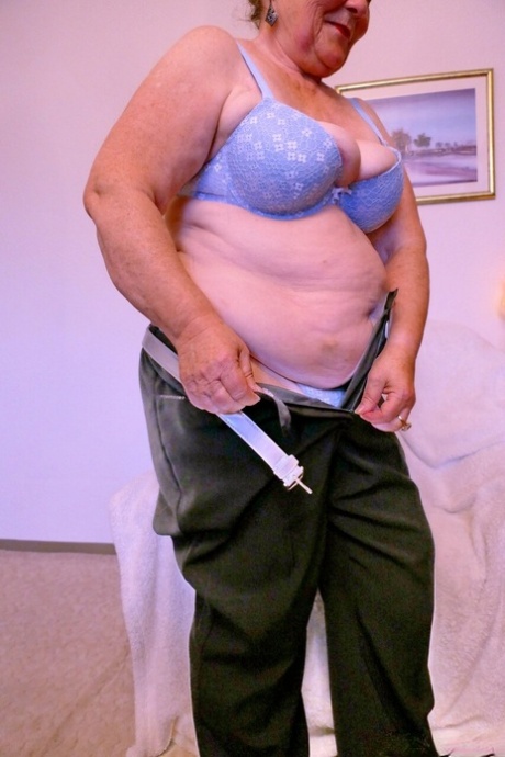 brunette granny free nude img