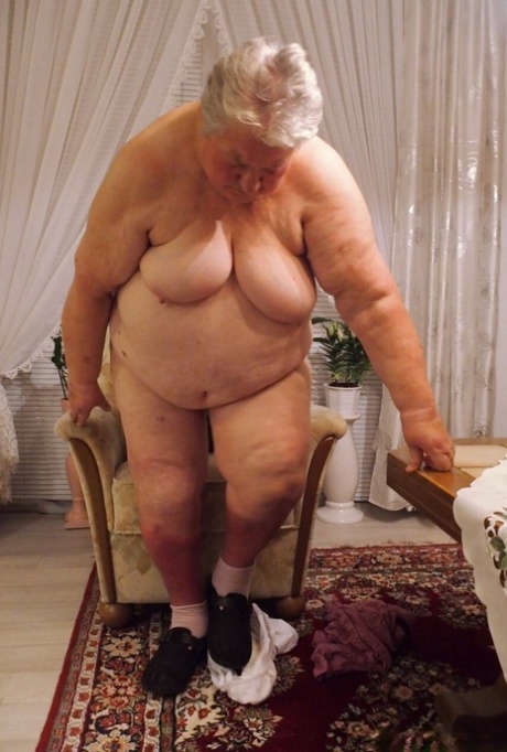 grand-mère se déshabille jolie et gratuite photo