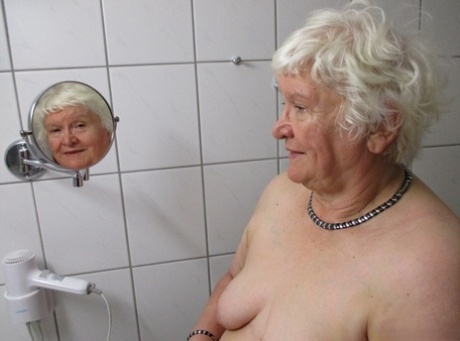 very old granny free naked picture