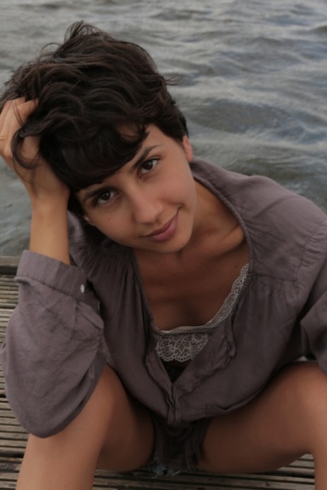 krátké vlasy brunetka xxx pornografické fotky