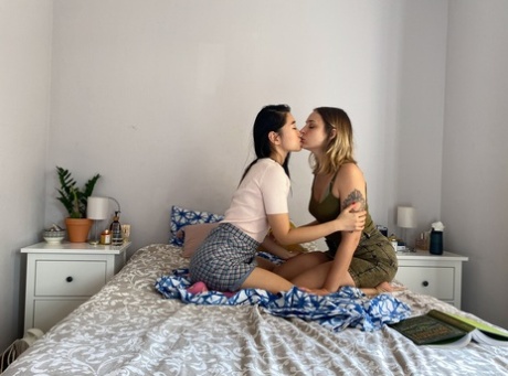 lesbian skirt sex pics