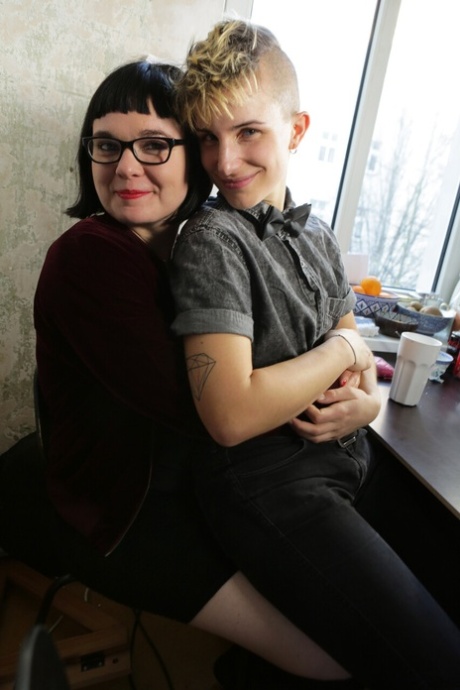 chubby lesbian hot image
