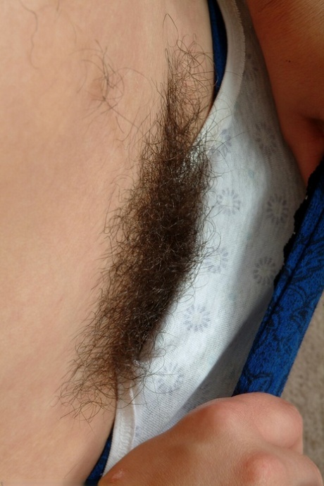 chlupatá brunetka erotický obrázky