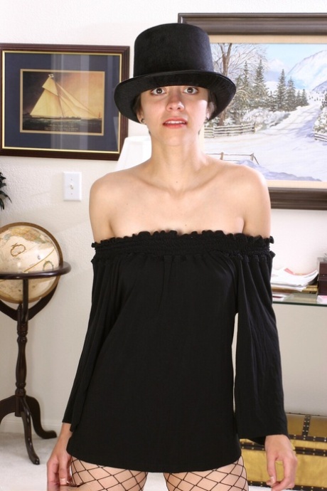 pale brunette art porn archive