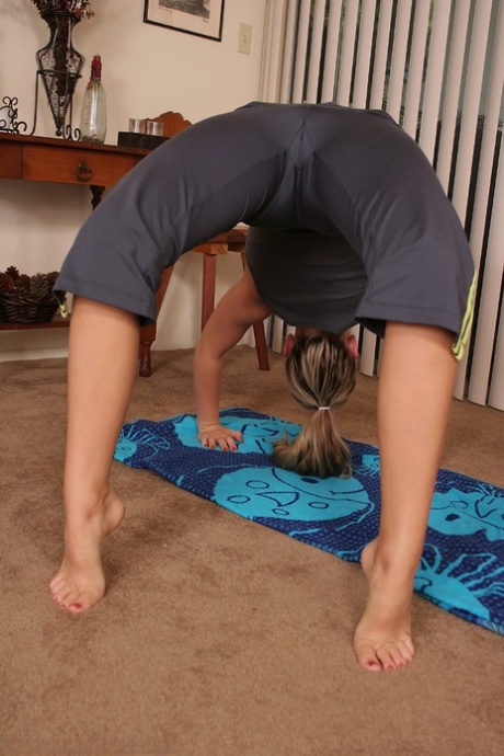 blonde yogabukser naken høy kvalitet foton