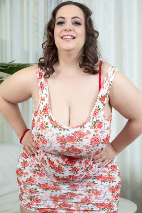 brunetka přírodní prsa xxx zdarma obrázky