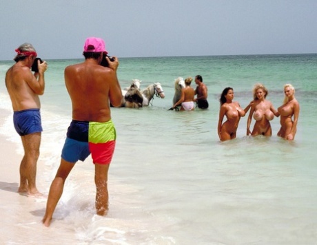 plage aux gros seins xxx haut image