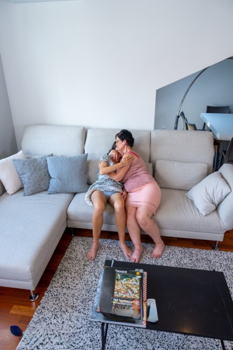 mature lesbian exclusive pictures
