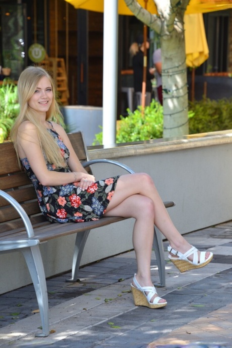 pequeña rubia desnudo foto