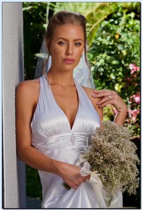 bride naked pic