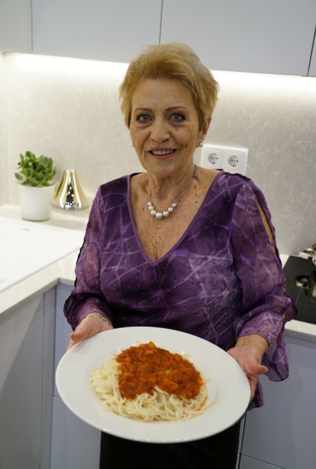 abuela de pelo corto bastante erótico foto