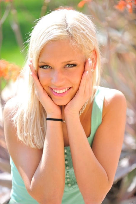 petite blonde sexy pictures