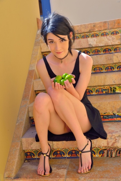 jupe courte sans culotte art érotique galerie