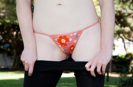 pantalones de yoga pelirroja desnudo caliente imagen